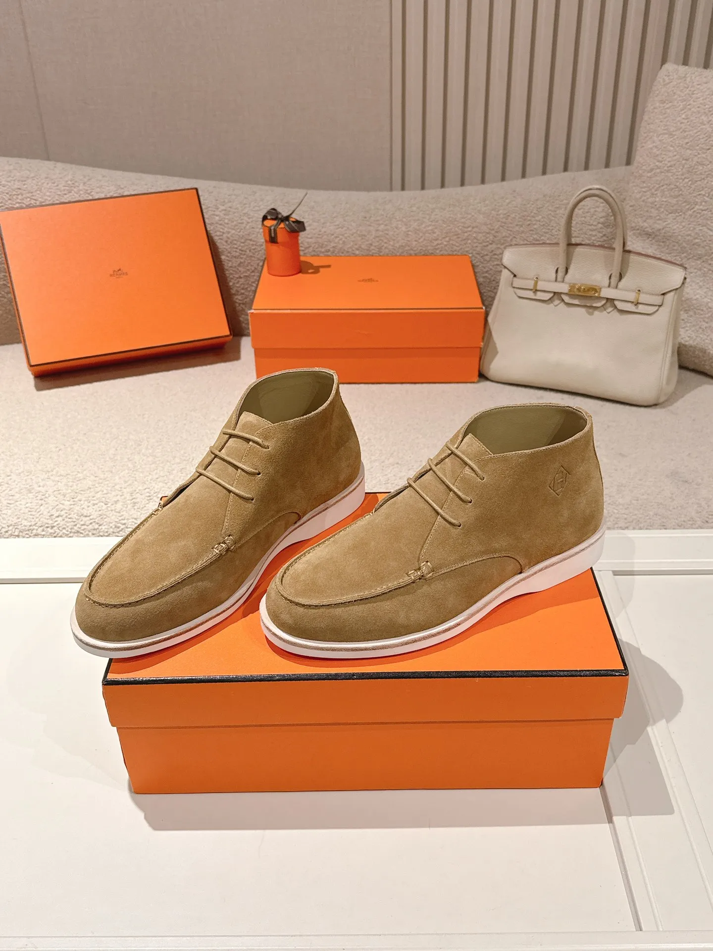 Men's Men's Shoes 660💰 Hermes men's size #26ss calfskin derby shoes, decorated with signature "H Diamant" details for a stylish and casual style. Fabric: Cow suede Lining: Mixed sheep lining Outsole: Genuine leather welt + original TPU Bottom thickness: 3CM Code number: 39-45 (customized at 46.47)